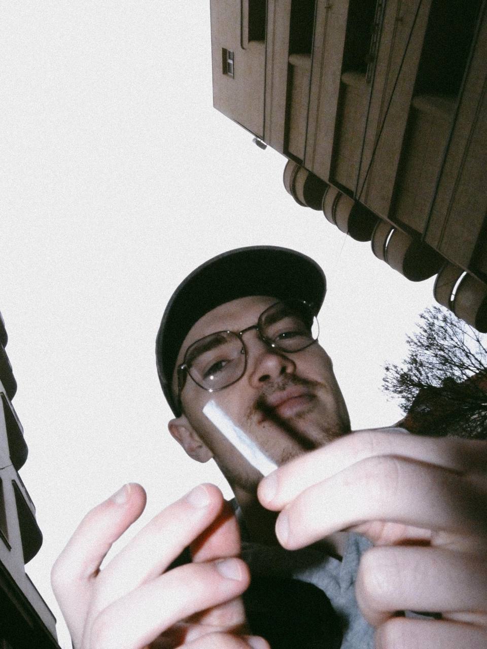 Всем привет. Меня зовут Глеб, я режиссёр. Приехал в Белград недавно и сейчас хоч