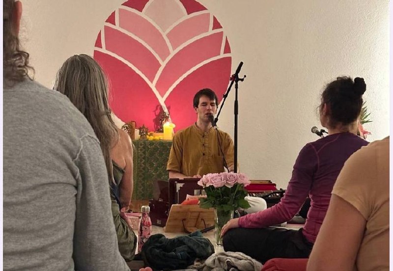 Namaste, am Samstag, 6. Juni gibt es einen kostenlosen „Fotoshoot-Kirtan“.